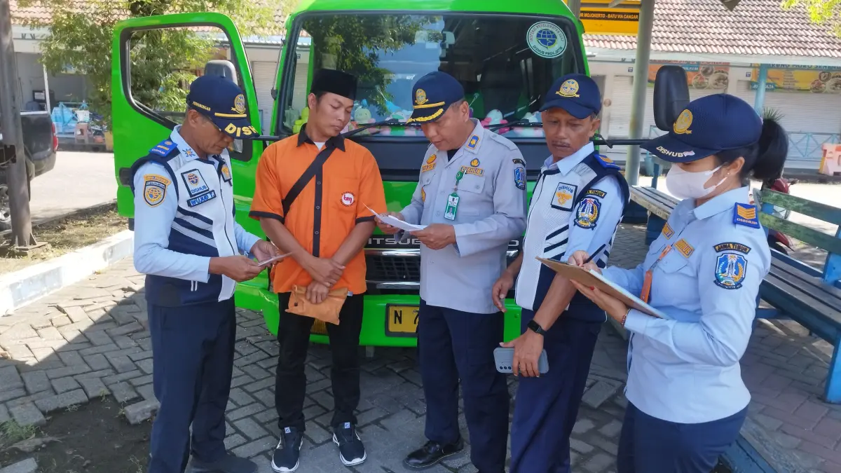CEK KELAIKAN: Petugas UPT P3 LLAJ Mojokerto Dishub Jatim memeriksa kendaraan angkutan Mojokerto-Batu di Terminal Kertajaya, kemarin (7/5).