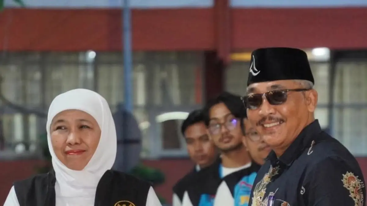 Kepala Desa Cinandang Agus Siswahyudi menerima bantuan dari Gubernur Jatim Khofifah Indar Parawansa.