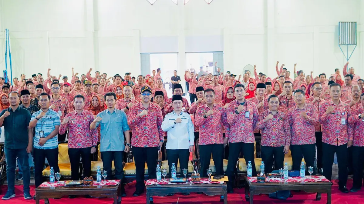 KOMITMEN: Bupati Mojokerto Muhammad Albarraa didampingi Wabup dr. Muhammad Rizal Oktavian foto bersama para kepala desa penerima BK desa TA 2025.