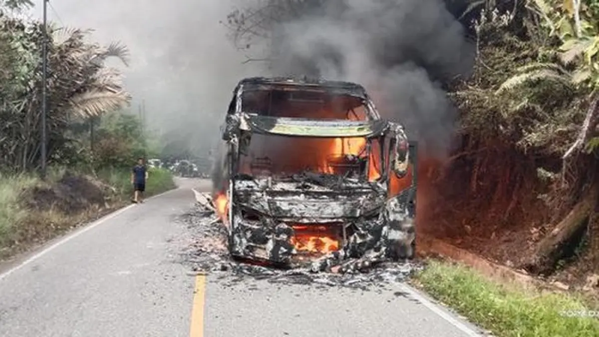 Kondisi Bus ALS yang terbakar di Jalinsum (Dok Satlantas Polresta Bukittinggi)