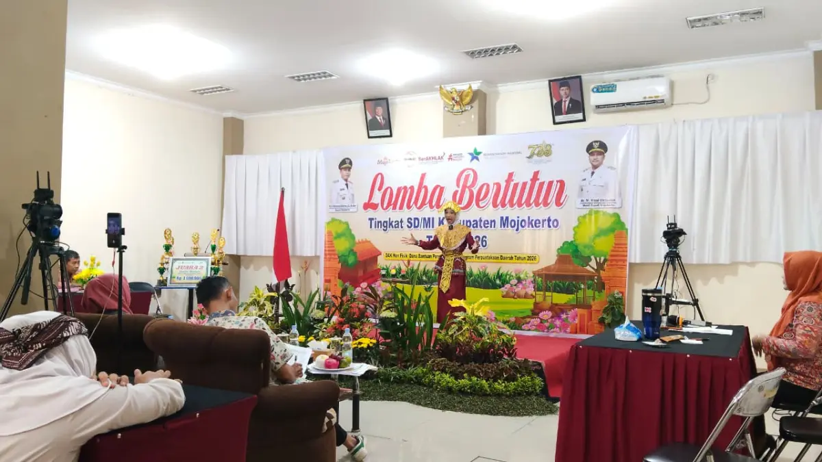KUASAI PANGGUNG:&nbsp;Penampilan salah satu peserta Lomba Bertutur di hadapan dewan juri saat menyampaikan cerita lokal, kemarin (7/5). (Oce JPRM)