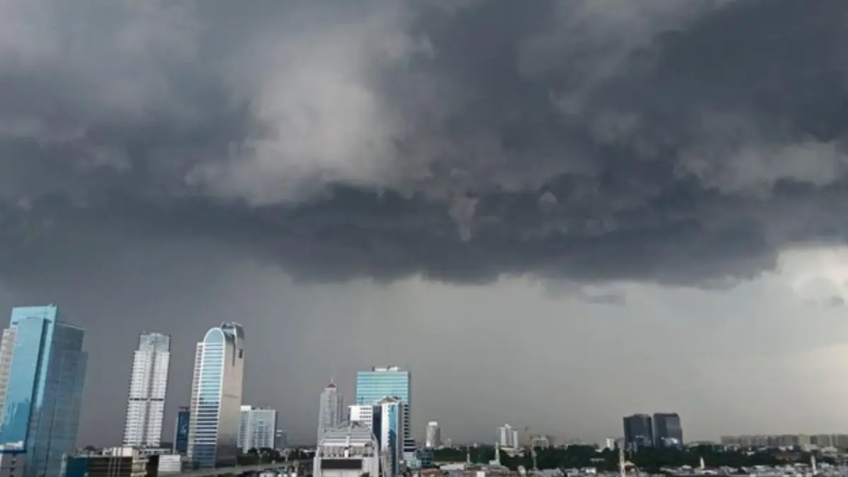 Langit mendung & angin kencang landa berbagai wilayah. Simak peringatan dini BMKG dan hindari berteduh di bawah pohon atau baliho.