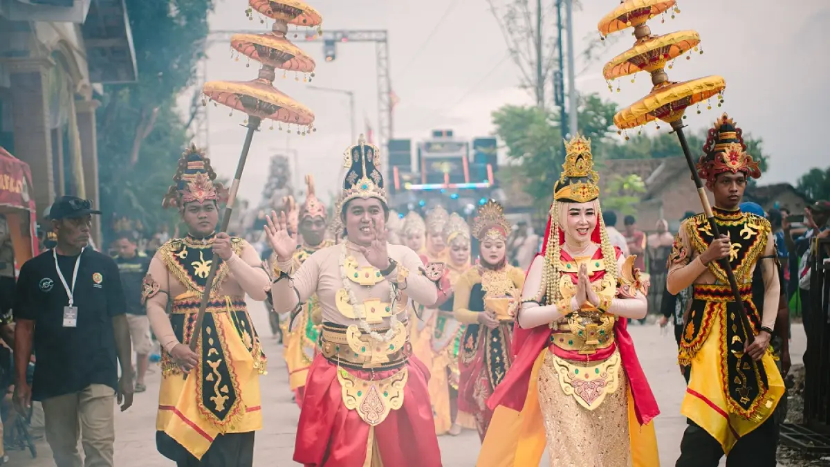 LESTARIKAN BUDAYA: Kepala Desa Medali Miftahuddin mengikuti pagelaran Medali Spectacular Carnival 2026 sebagar rangkaian Ruwah Desa tahun 2026. (dok Pemdes Medali for JPRM)