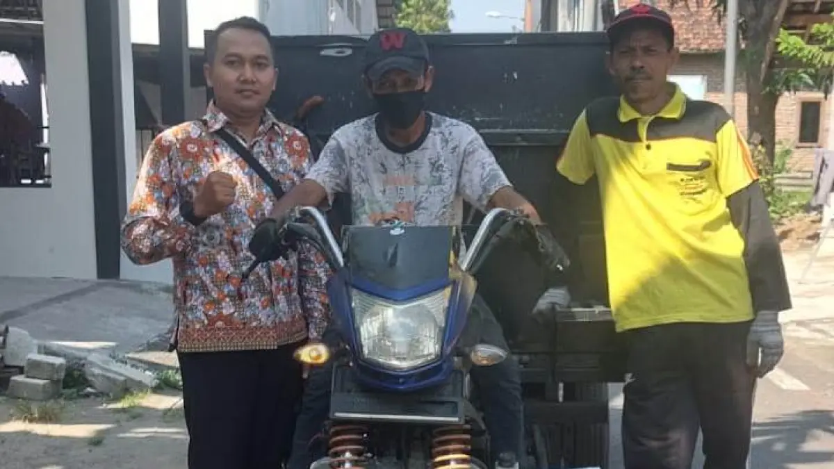 MENJANJIKAN: Pengelola TPS3R Desa Jampirogo, Kecamatan Sooko, mengumpulkan sampah rumah tangga untuk diolah menjadi sumber ekonomi. (Farisma JPRM)