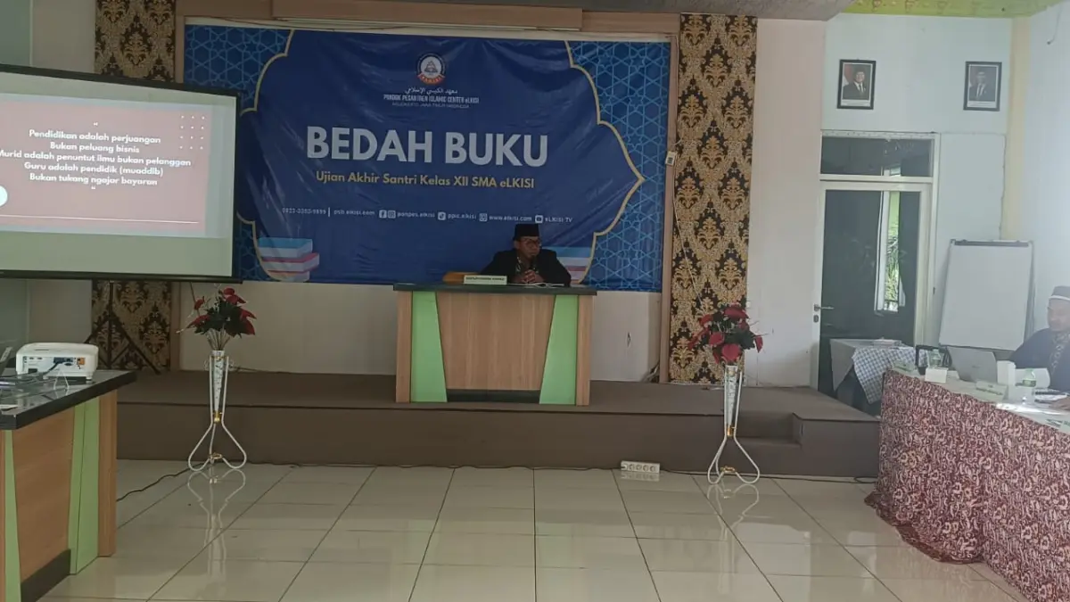 POTENSI :&nbsp;Ujian terbuka bedah buku karya santri kelas XII di Auditorium Pesantren eLKISI, Kamis (7/5). Ujian ini jadi syarat kelulusan. (Basuni JPRM)