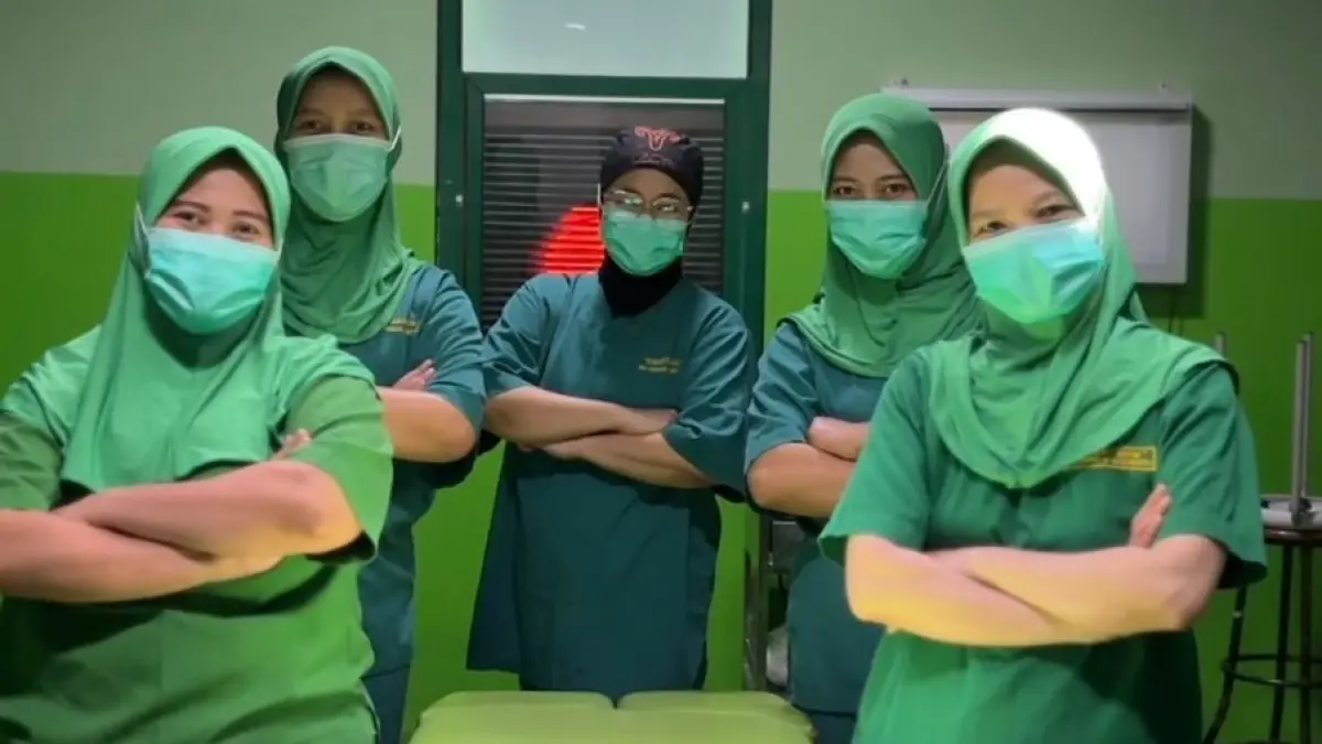 PROFESIONAL: Tenaga medis RSI Sakinah siap melayani pasien dengan konsep kehangatan keluarga. 