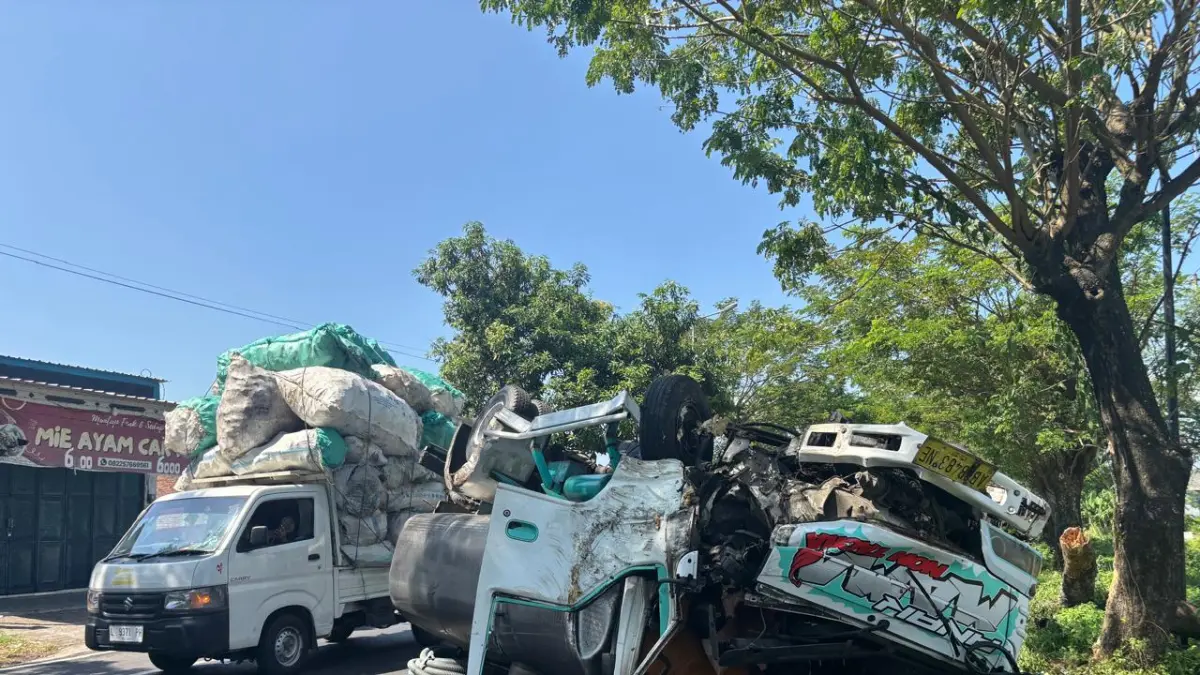 TERBALIK: Kondisi truk tangki air yang terguling usai mengalami kecelakaan tunggal di Jalan A. Yani, Desa Pohkecik, Kecamatan Dlanggu, Kabupaten Mojokerto, Kamis (7/5).&nbsp;(Rizal JPRM)