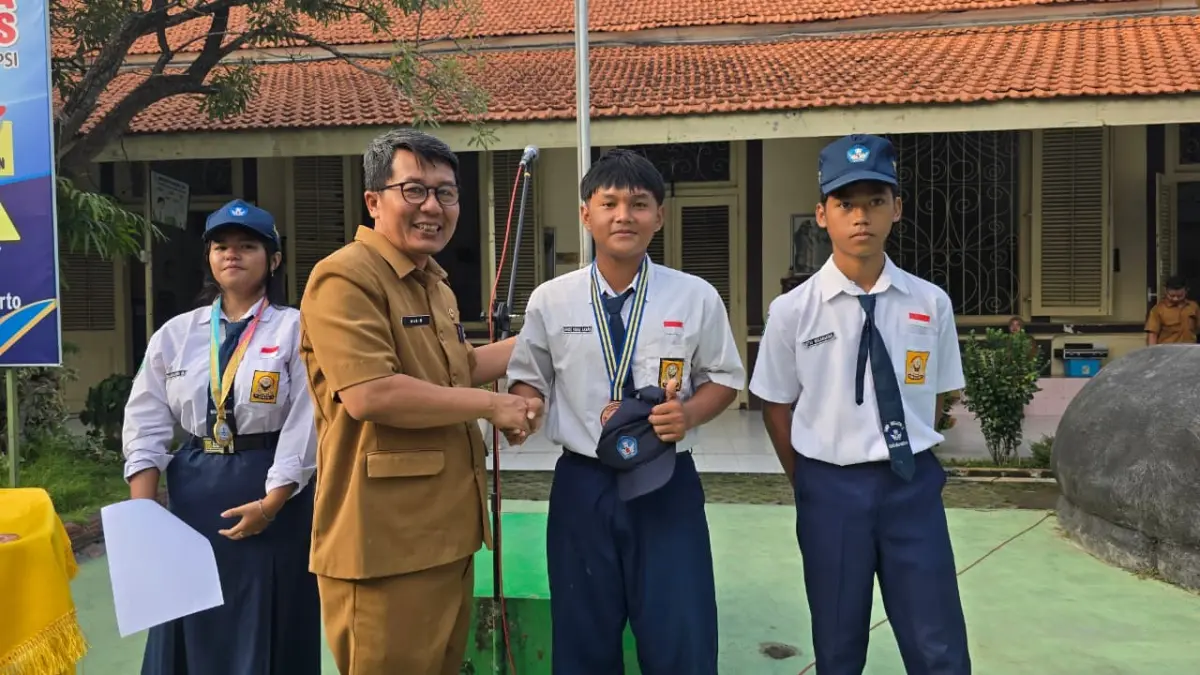 TERUS BERTAMBAH: Kepala SMPN 2 Mojokerto Mulib saat memberikan apresiasi pada sejumlah siswa berprestasi.&nbsp;(Indah JPRM)