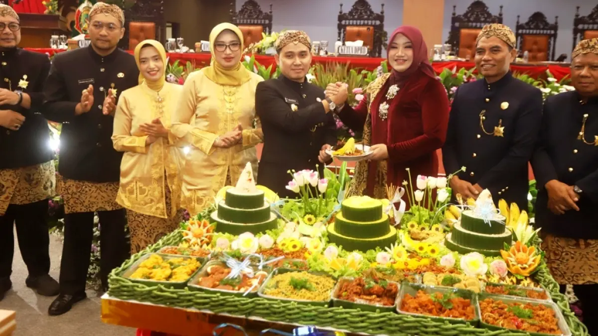 BERDAYA: Bupati Mojokerto Muhammad Albarraa menerima potongan tumpeng Hari Jadi ke-733 Kabupaten Mojokerto dari Ketua DPRD Kabupaten Mojokerto Ayni Zuroh selepas rapat paripurna peringatan Hari Jadi di gedung DPRD Kabupaten Mojokerto, Jalan RA Basuni, Sooko, kemarin (9/5). (Sofan JPRM)