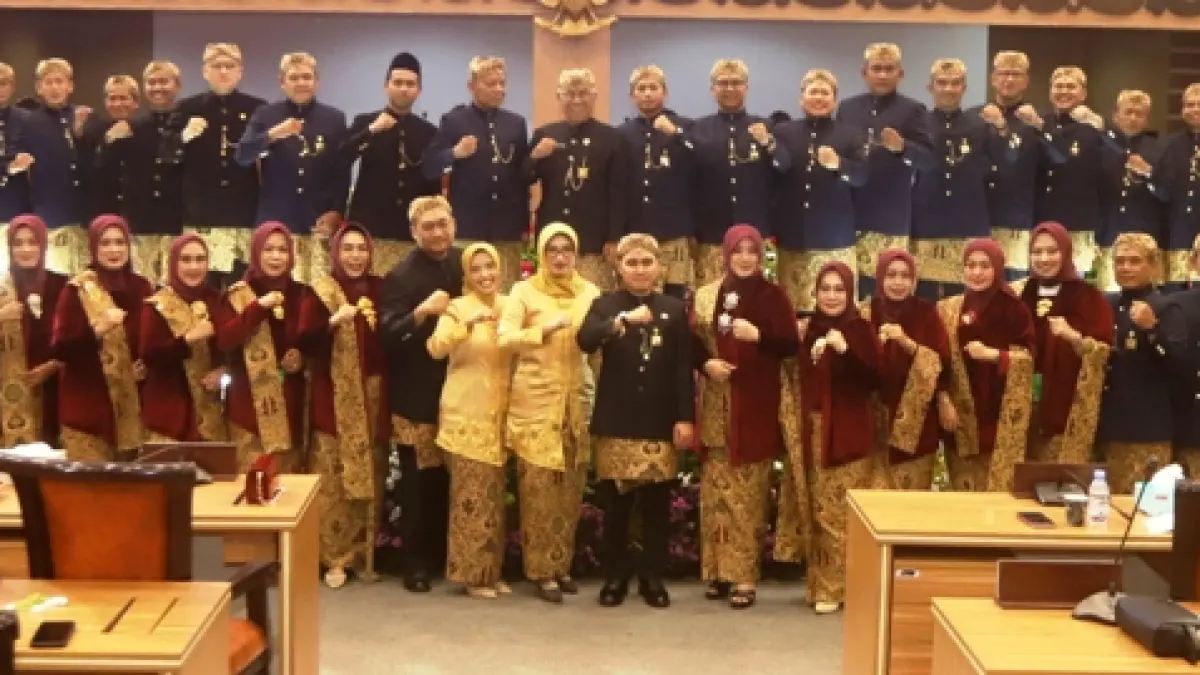 HARI JADI: Bupati Mojokerto Muhammad Albarraa beserta istri dan Wabup Muhammad Rizal Octavian bersama seluruh pimpinan dan anggota DPRD Kabupaten Mojokerto selepas rapat paripurna Hari Jadi ke-733 Kabupaten Mojokerto di gedung dewan, Jumat (8/5). (Sofan JPRM)