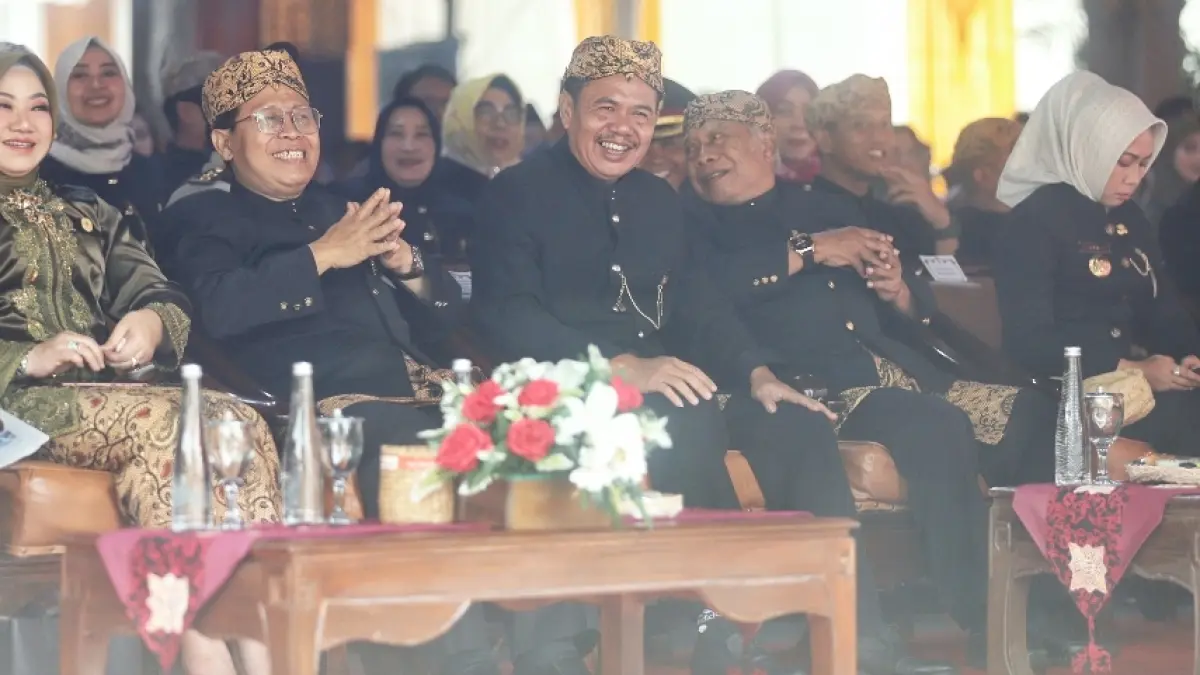 GAYENG: Mantan Bupati Mojokerto Achmady dan Pungkasiadi, jajaran Forkopimda Mojokerto Raya, para camat, kepala desa, hingga berbagai elemen masyarakat turut menghadiri puncak peringatan Hari Jadi ke-733 Kabupaten Mojokerto berlangsung meriah di halaman Pemkab Mojokerto, Sabtu (9/5). (Sofan JPRM)