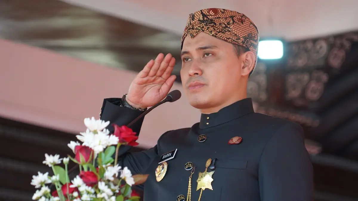 Bupati Mojokerto Muhammad Albarraa saat puncak peringatan Hari Jadi ke-733 Kabupaten Mojokerto berlangsung meriah di halaman Pemkab Mojokerto, Sabtu (9/5). (Sofan JPRM)