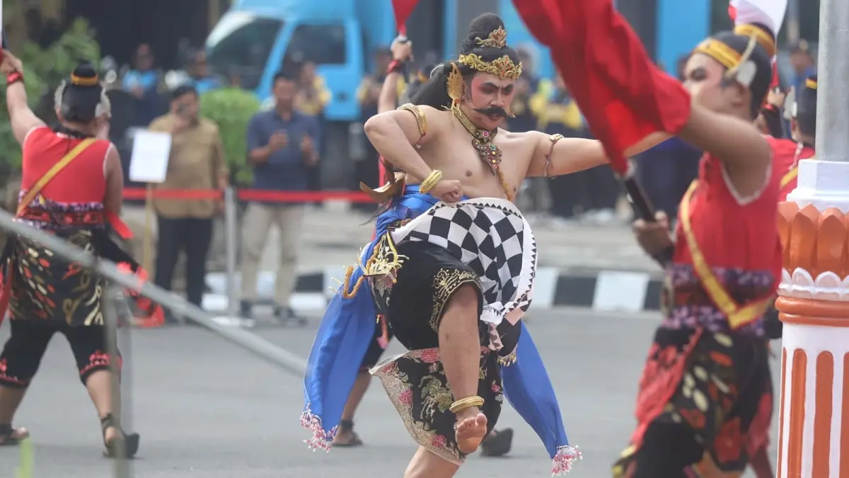Fragmen tarian Gajah Mada dalam pementasan sendratasik kolosal Hari Jadi ke-733 Kabupaten Mojokerto, Sabtu (9/5). (Sofan JPRM)