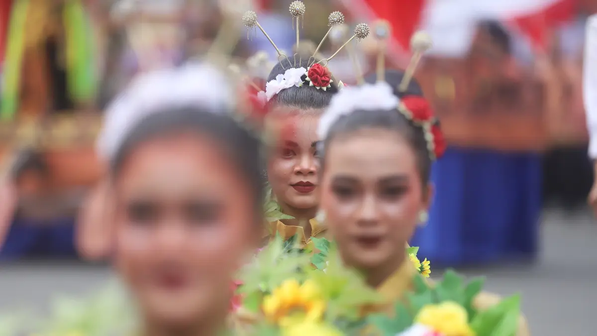 Sosok penari dalam foreground penari lainnya menunjukkan detail make up saat sendratasil kolosal dalam peringatan Hari Jadi ke-733 Kabupaten Mojokerto di halaman kantor Pemkab Mojokerto, Jalan A. Yani, Kota Mojokerto, Sabtu (9/5). (Sofan JPRM)