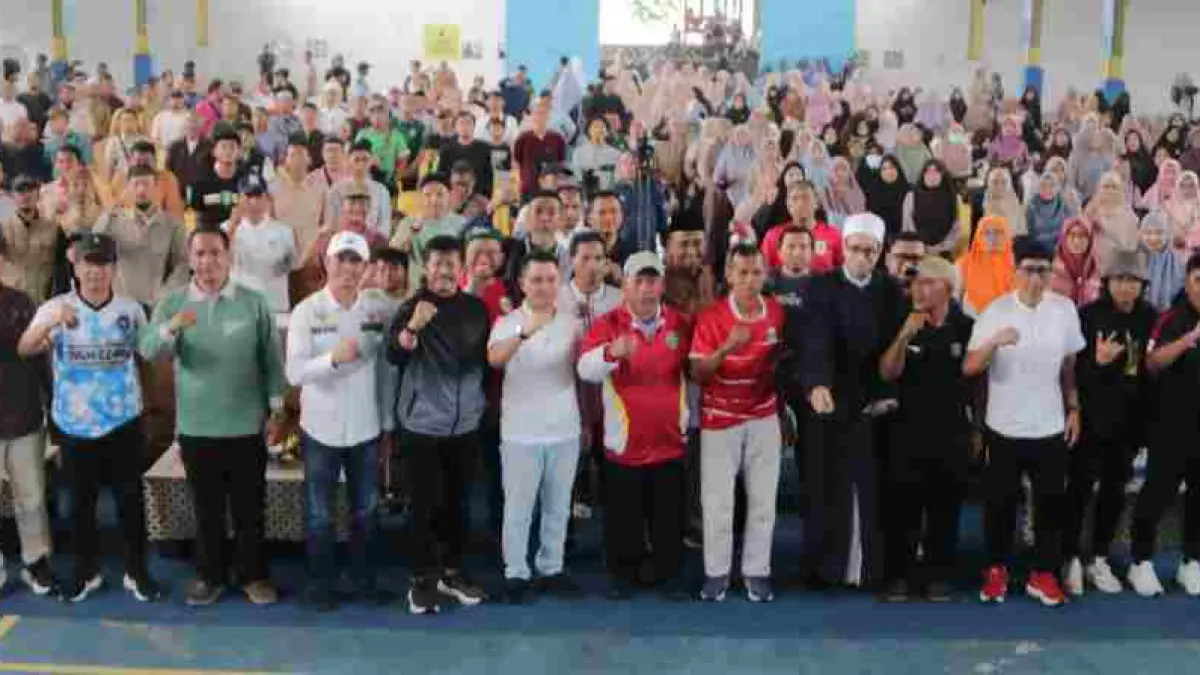 Ponpes Sepak Bola eLKISI Mojokerto resmi di-launching yang dihadiri Bupati Mojokerto Muhammad Albarraa (tengah kaus putih), Pengasuh Ponpes eLKISI Mojokeeto Fatkhur Rohman (kaus merah topi putih) , eks Pelatih Timnas Indonesia Indra Sjafri (tengah jaket hitam) dan eks pemain timnas Indonesia Joko Susilo, Minggu (10/5). (Basuni JPRM)
