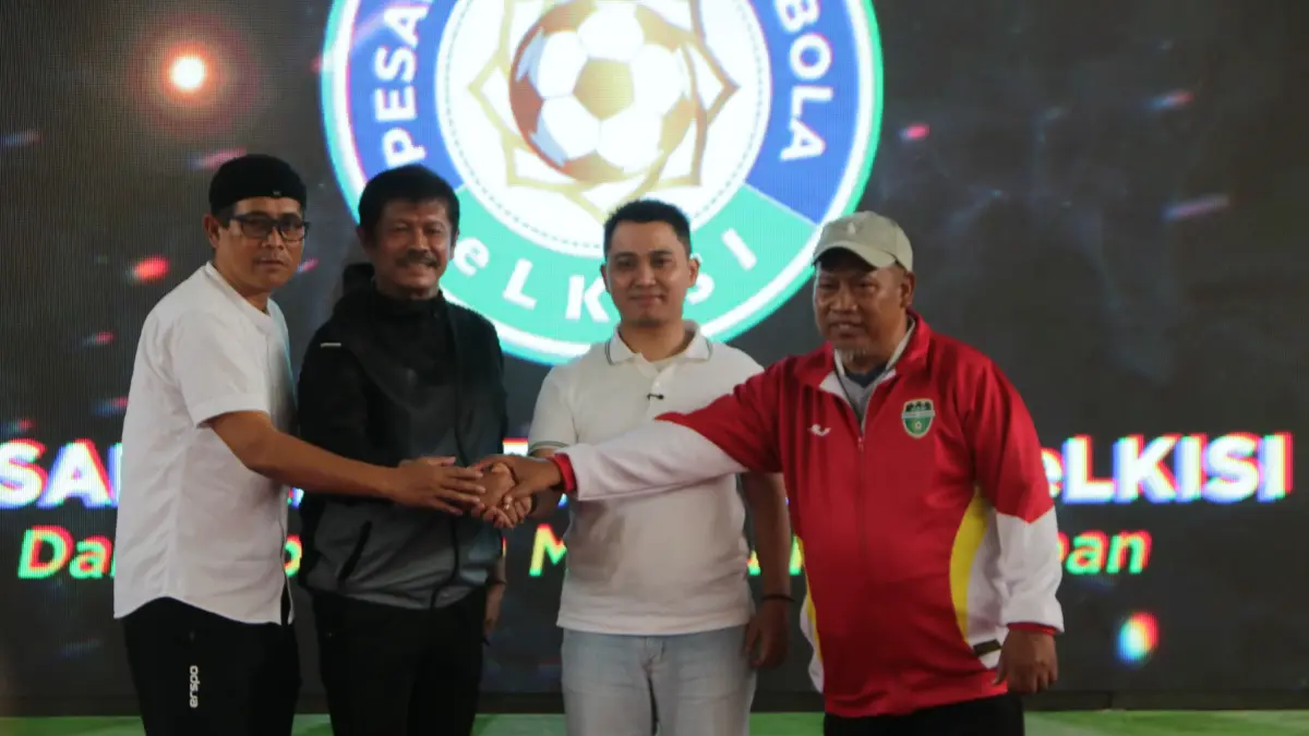 RESMI: Ponpes Sepak Bola eLKISI Mojokerto resmi di-launching yang dihadiri Bupati Mojokerto Muhammad Albarraa (tengah kaus putih), Pengasuh Ponpes eLKISI Mojokeeto Fatkhur Rohman (paling kanan), eks Pelatih Timnas Indonesia Indra Sjafri (dua dari kanan), dan eks pemain timnas Indonesia Joko Susilo, Minggu (10/5). (Basuni JPRM) 