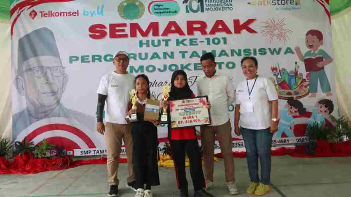 Kepala SMP Tamansiswa Mojokerto Ki Adi Siswanto (paling kiri bertopi) menyerahkan hadiah kepada para pemenang lomba, Sabtu (9/5). (Arief JPRM) 