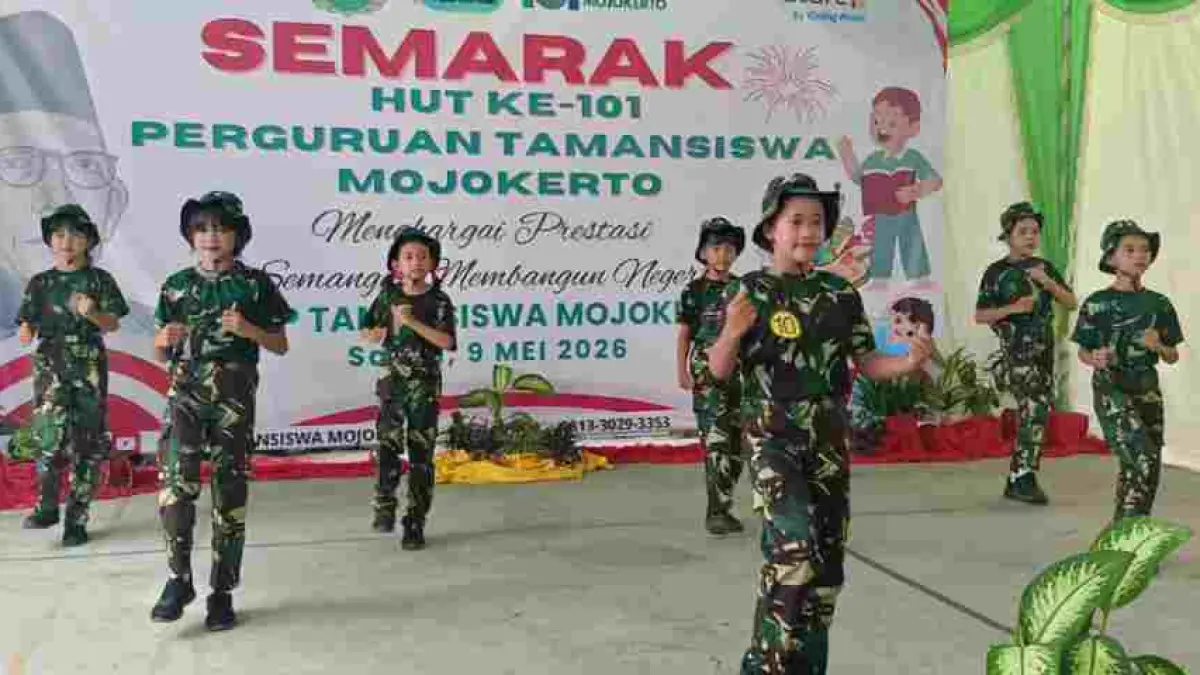 Penampilan peserta lomba dengan seragam militer. 
