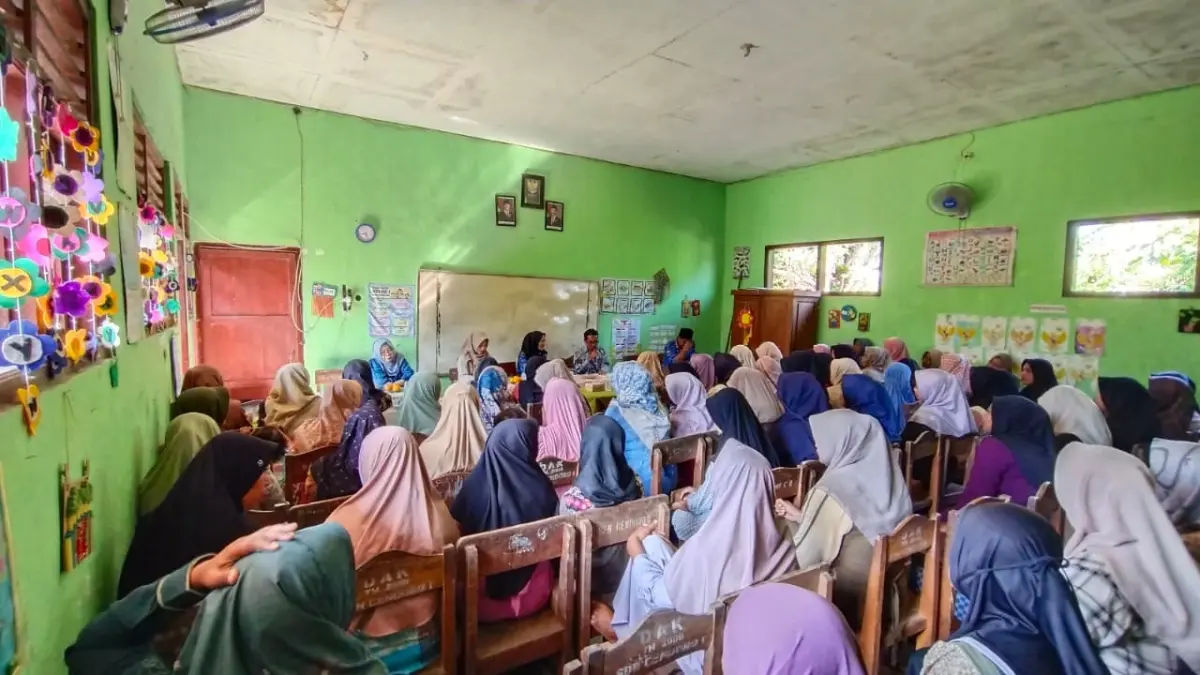 SEPAKAT MENOLAK: Komite sekolah, guru, dan wali murid SDN Cendoro, Kecamatan Dawarblandong, saat menggelar rapat bersama di SDN Cendoro, Jumat (17/4) lalu. Rapat ini salah satunya menghasilkan penandatanganan petisi penolakan alih fungsi halaman sekolah untuk KDMP. (Dori JPRM)