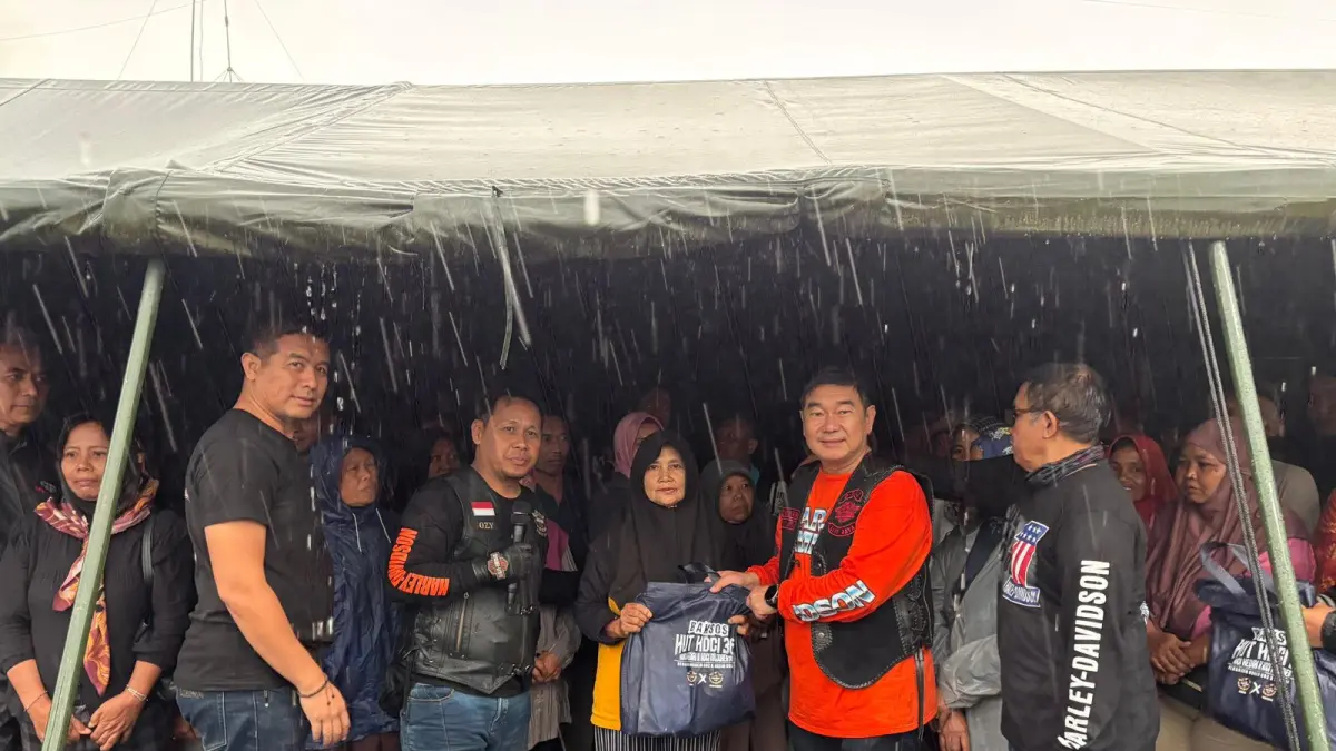 AKSI KEMANUSIAAN: Ketua HDCI Mojokerto Raya Soegianto dan Ketua HDCI Kediri Achuwat serta anggota lainnya membagikan paket sembako kepada warga yang membutuhkan. 