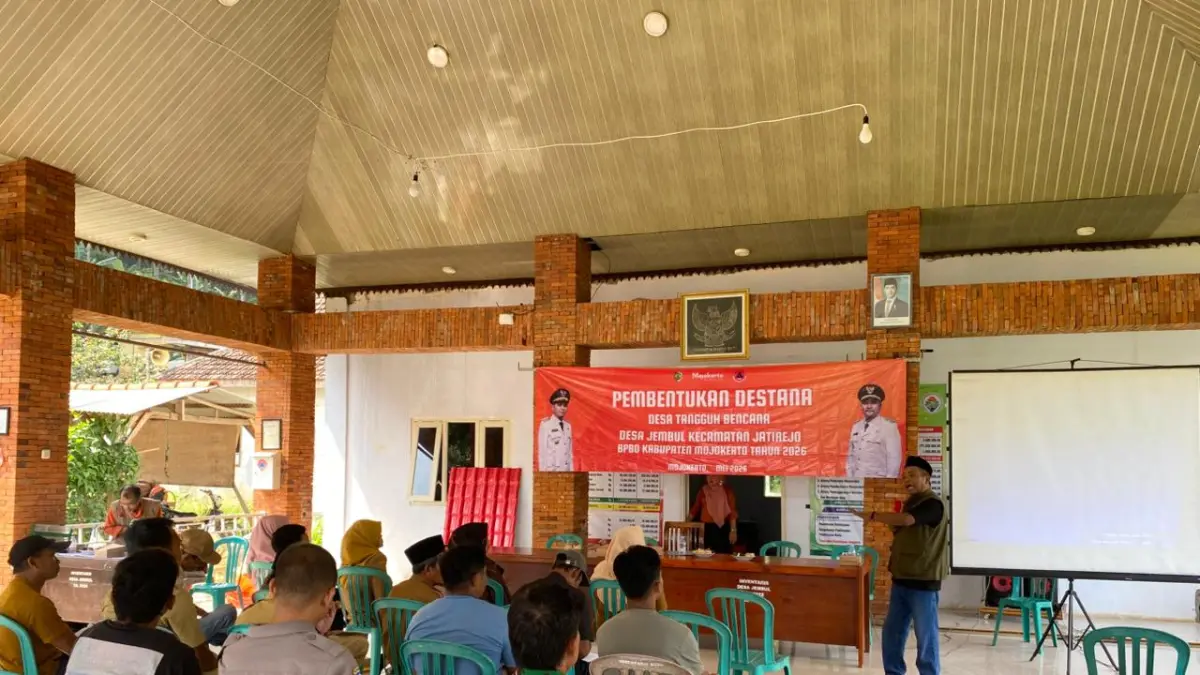 BENTUK KESIAPSIAGAAN:&nbsp;Masyarakat Desa Jembul, Kecamatan Jatirejo, mengikuti kegiatan pembentukan Destana dari tim BPBD Kabupaten Mojokerto. (Rizal JPRM)