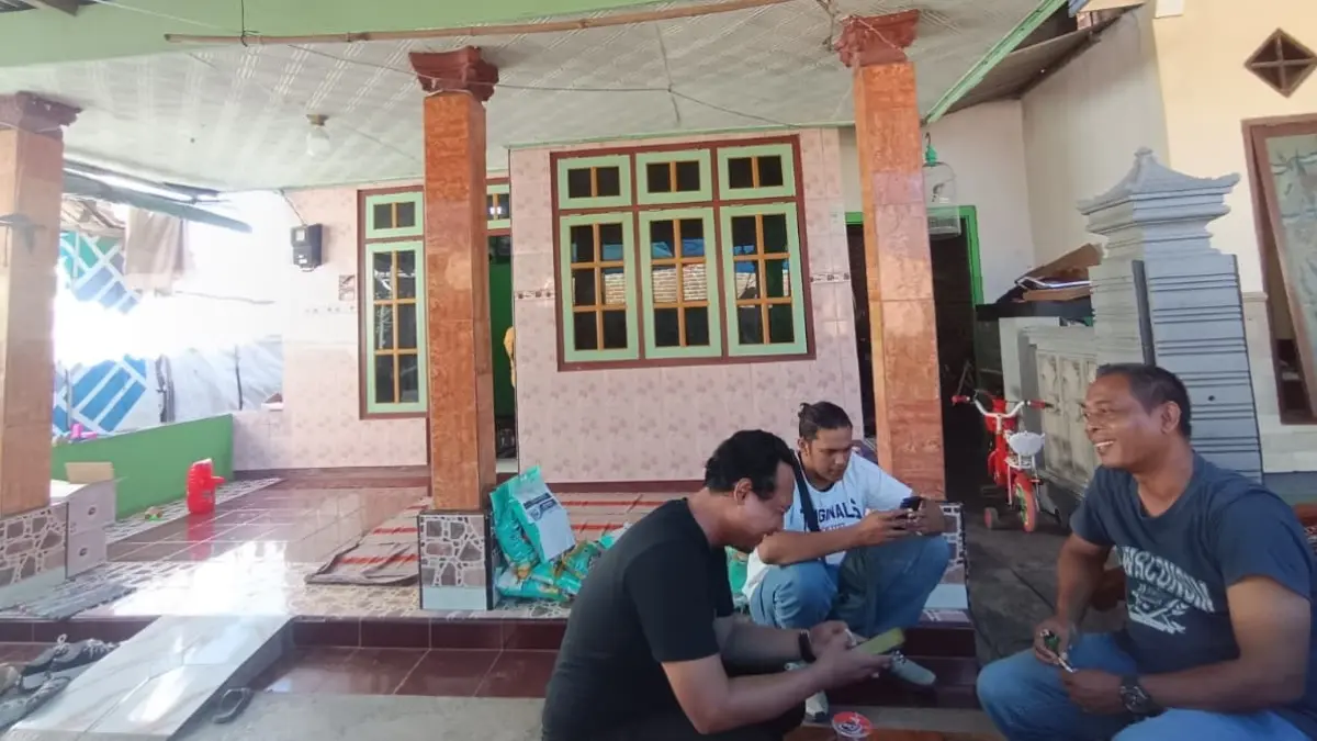 BERDUKA: Suasana di rumah duka korban penganiayaan dan pembunuhan di Desa Sumbertempur, Desa Sumbergirang, Kecamatan Puri, Kabupaten Mojokerto, kemarin (11/5). (Rizal JPRM)