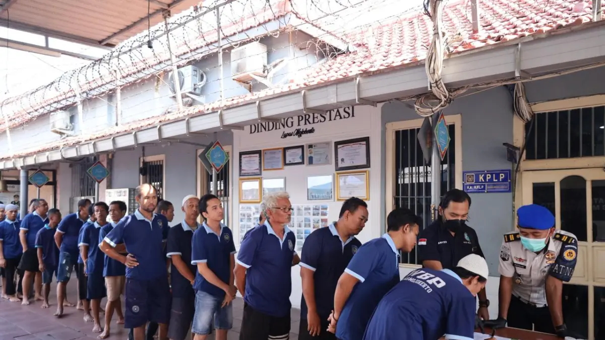 DETEKSI NARKOBA: Warga binaan dan sipir Lapas Kelas II-B Mojokerto mengikuti pemeriksaan tes urine oleh BNNK Mojokerto, kemarin (11/5). (Adi JPRM)