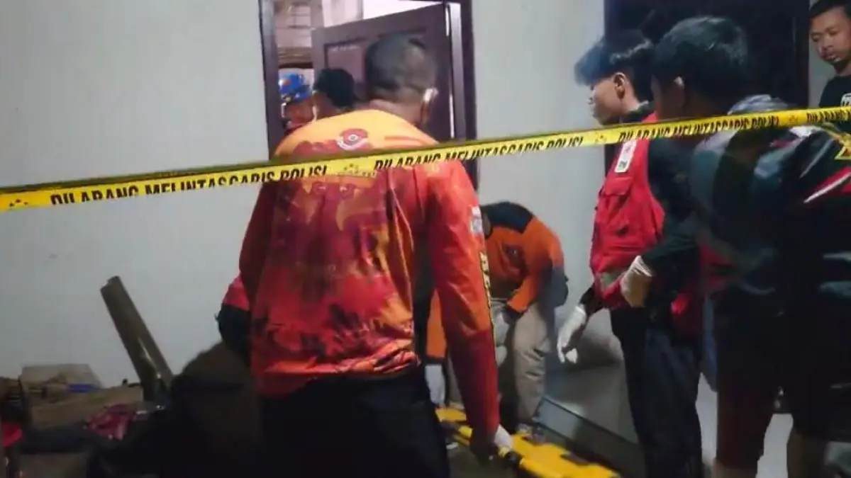 DIEVAKUASI: Petugas PMI Mojokerto bersama tim relawan mengevakuasi jenazah warga Dusun Tambaksuruh, Desa Kertosari, Kecamatan Kutorejo, Kabupaten Mojokerto, Sabtu (9/5) malam. (Rizal JPRM)