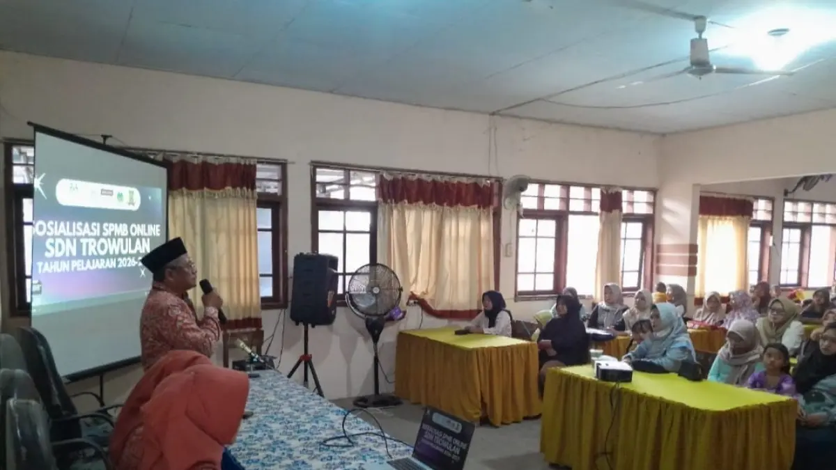 DIMINATI: Calon siswa SDN Trowulan saat menghadiri sosialisasi SPMB beberapa waktu lalu. Sekolah ini menjadi salah satu lembaga yang menerapkan pendaftaran berbasis online. (Oce JPRM)