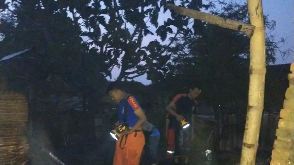 DIPADAMKAN: Personel Damkar BPBD Kabupaten Mojokerto menjinakkan api yang membakar rumah warga di Desa Mojotamping, Kecamatan Bangsal, Minggu (10/5). (Rizal JPRM) 