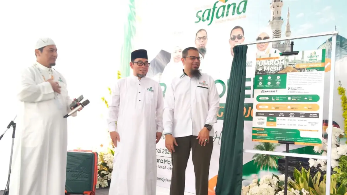 Direktur Utama Safana Tour and Travel Komarudin menyerahkan akta diresmikannya pembukaan kantor cabang ke Kepala Kantor Cabang Safana Tour and Travel Mojokerto Harun Abdurrazaq usai penandatanganan.