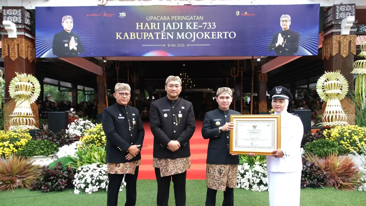 BENTUK APRESIASI: Bupati Muhammad Albarraa didampingi Wabup dr M. Rizal Oktavian dan Sekdakab Teguh Gunarko, menyerahkan penghargaan kepada kades dan lurah yang berhasil membawa desanya lunas PBB P2 saat upacara Hari Jadi ke-733 Kabupaten Mojokerto di halaman pemkab, Sabtu (9/5). (Dori JPRM)