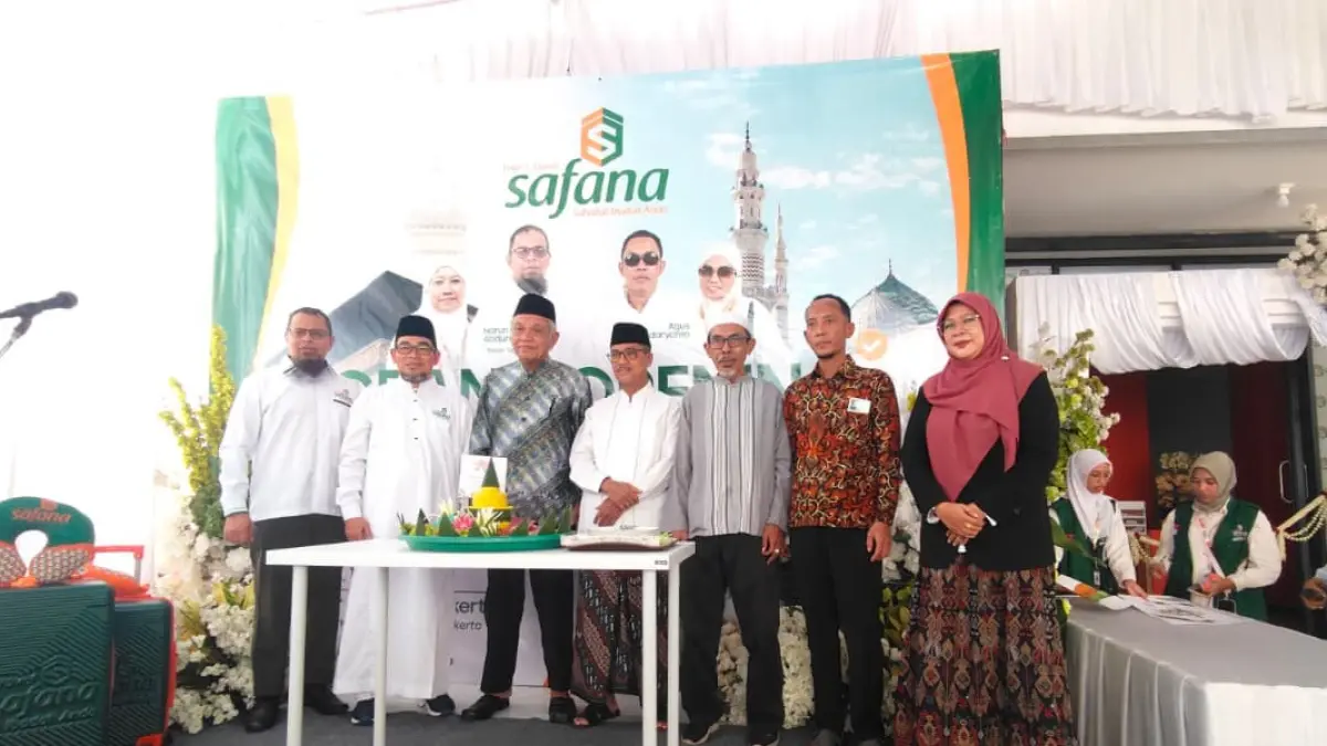 Kepala Kantor Cabang Safana Tour and Travel Mojokerto Harun Abdurrazaq menyerahkan potongan tumpeng ke Direktur Utama Safana Tour and Travel Komarudin sebagai ungkapan syukur atas peresmian kantor cabang baru.
