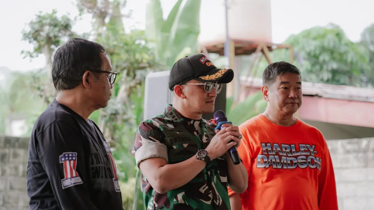 Komandan Korem Kolonel Inf Batara Alex Bulo memimpin kegiatan baksi sosial didampingi Ketua Umum HDCI Mojokerto Raya Soegianto dan Ketua Umum HDCI Kediri Achuwat. 