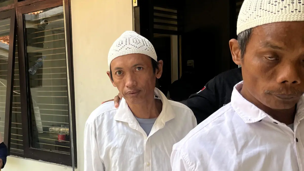 MENOLAK TUNTUTAN: Ajib, terdakwa penembakan terhadap mantan mertua usai menjalani sidang tuntutan di Pengadilan Negeri Mojokerto, Selasa (23/4). (Farisma JPRM)