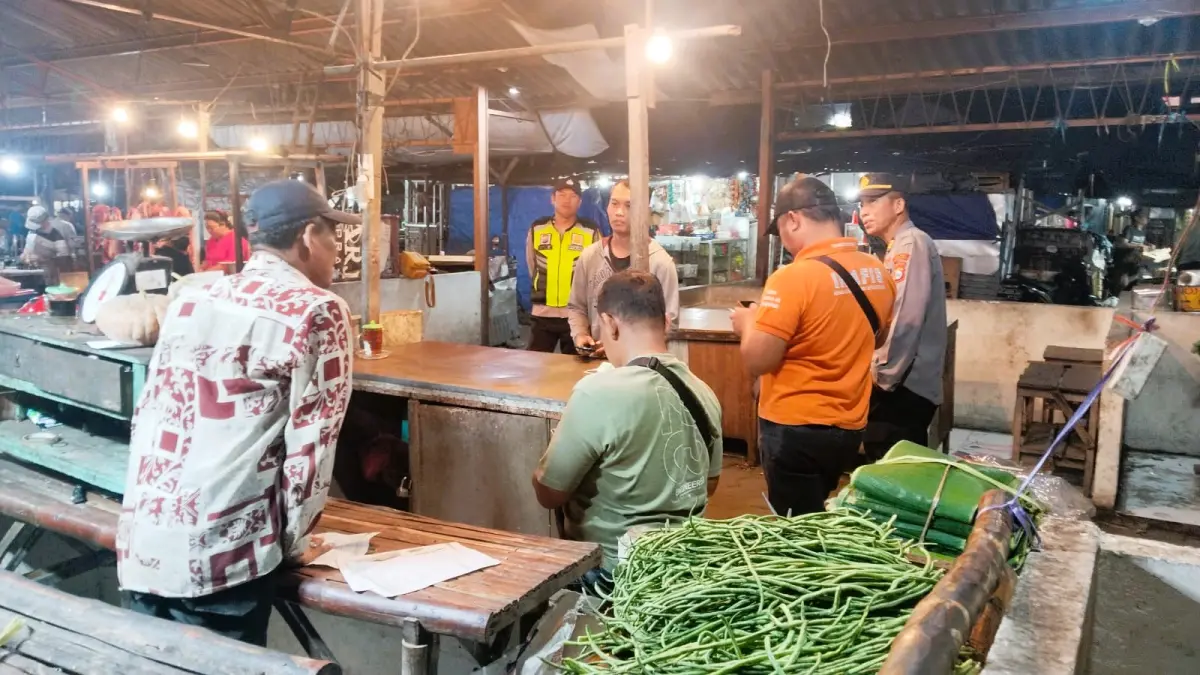 OLAH TKP: Petugas kepolisian melakukan olah TKP di Pasar Tanjung, Kota Mojokerto, Senin (11/5) dini hari.&nbsp;
