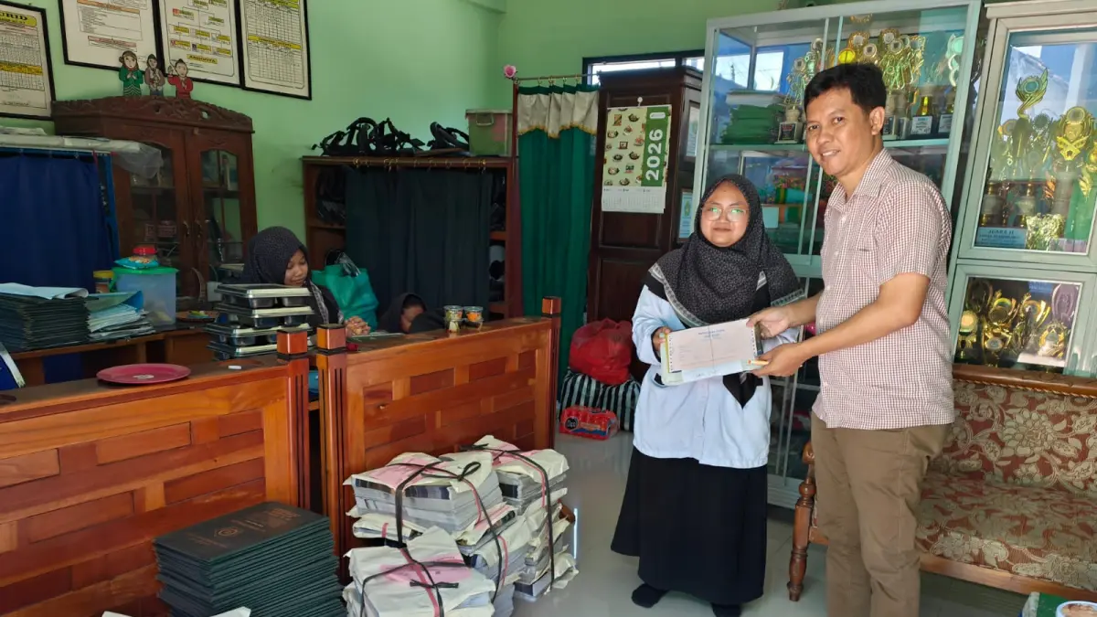 TIBA DI SEKOLAH: Proses pendistribusi koran Jawa Pos Radar Mojokerto yang akan digunakan sebagai media lomba Gebyar PAUD Ceria 2026 bersama Ning Hanna melalui perwakilan lembaga pendidikan di tingkat kecamatan, kemarin (11/5).  (Oce JPRM)