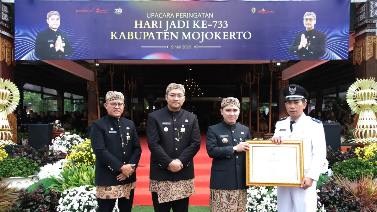 BENTUK APRESIASI: Bupati Muhammad Albarraa didampingi Wabup dr M. Rizal Oktavian dan Sekdakab Teguh Gunarko, menyerahkan penghargaan kepada kades dan lurah yang berhasil membawa desanya lunas PBB P2 saat upacara Hari Jadi ke-733 Kabupaten Mojokerto di halaman pemkab, Sabtu (9/5).