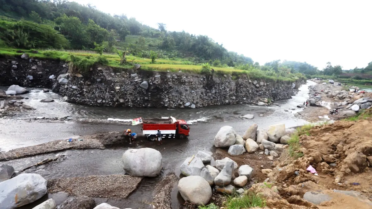 Aktivitas penambangan galian C (batu dan pasir) di Sungai Pikatan, Desa Wiyu, Kecamatan Pacet, beberapa waktu lalu. (Sofan JPRM)