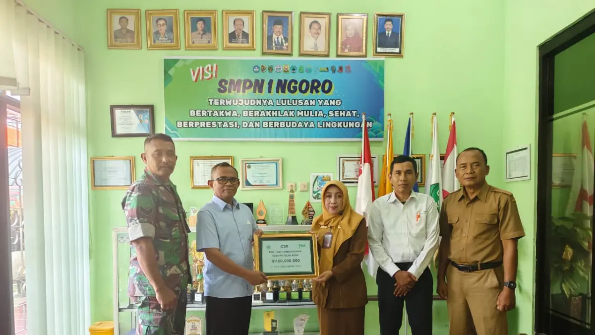 DUKUNGAN NYATA: Koordinator Rice Mill Jawa Timur Sudarsono menyerahkan bantuan CSR kepada Kepala SMPN 1 Ngoro Sri Indayani untuk pembangunan saranan dan prasarana olahraga untuk pengembangan bakat para siswa, kemarin(12/5). (Dori JPRM)