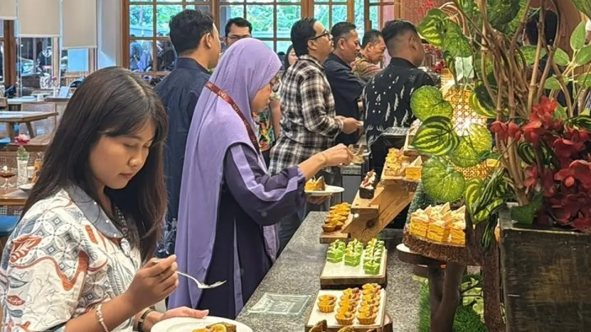 NIKMAT: Para tamu sedang menikmati Kuliner Jejak Rasa Mojopahit All You Can Eat Dinner di Aston Mojokerto Hotel. (Dori JPRM) 