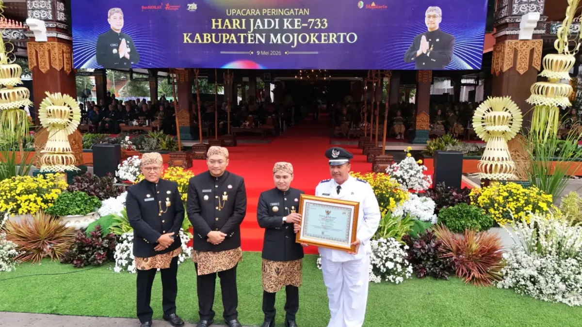 PATUH PAJAK: Kepala Desa Kwatu Chosim menerima penghargaan lunas PBB P2 dari Bupati Mojokerto Muhammad Albarraa pada peringatan Hari Jadi ke-733 Kabupaten Mojokerto, Sabtu (9/5).