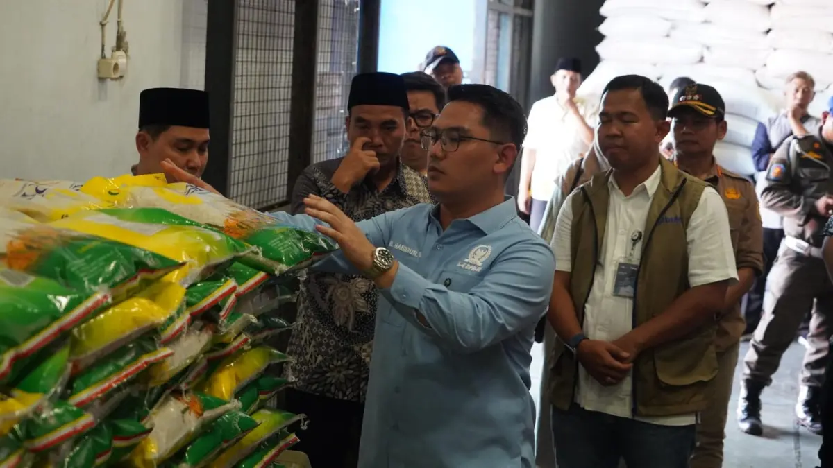 STOK AMAN: Anggota DPR RI Komisi IV, Muhammad Habibur Rochman disambut Kepala Perum BULOG Cabang Mojokerto Muhammad Husin bersama Bupati Mojokerto Muhammad Albarraa saat pengecekan stok beras Bulog, Jumat (8/5) lalu. (Dori JPRM)
