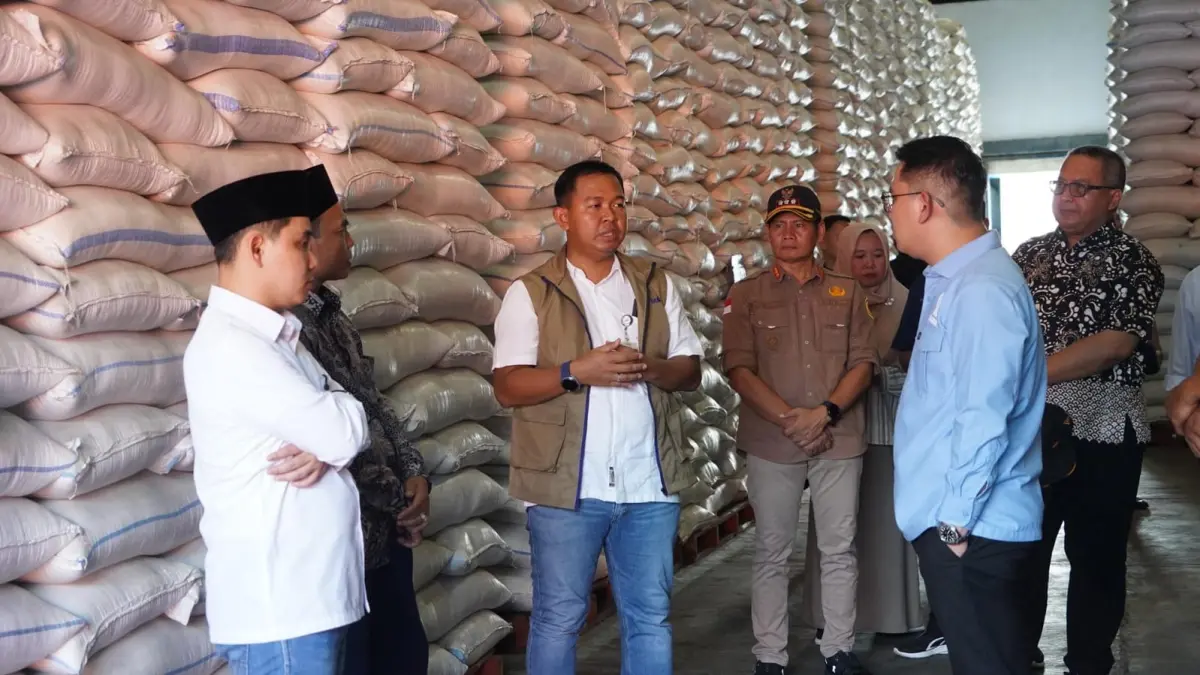 STOK AMAN: Anggota DPR RI Komisi IV, Muhammad Habibur Rochman disambut Kepala Perum BULOG Cabang Mojokerto Muhammad Husin bersama Bupati Mojokerto Muhammad Albarraa saat pengecekan stok beras Bulog, Jumat (8/5) lalu.
