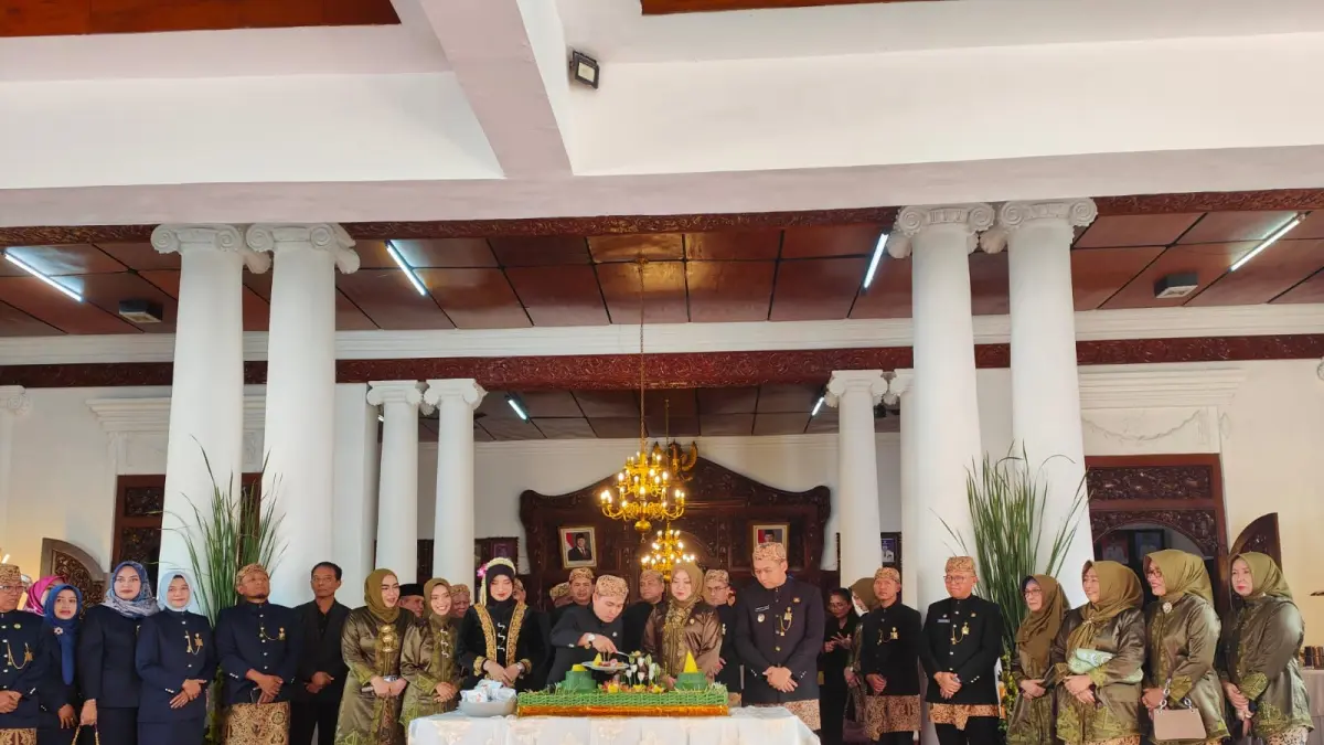 CAGAR BUDAYA: Bupati Mojokerto Muhammad Albarraa didampingi Wabup dr M. Rizal Octavian, Ketua DPRD Ayni Zuroh, Ketua TP PKK Shofiya Hanak Albarraa, dan sejumlah undangan memotong tumpeng dalam rangka memperingati Hari Jadi ke-733 Kabupaten Mojokerto di pringgitan, Sabtu (9/5) lalu. (Martda JPRM)