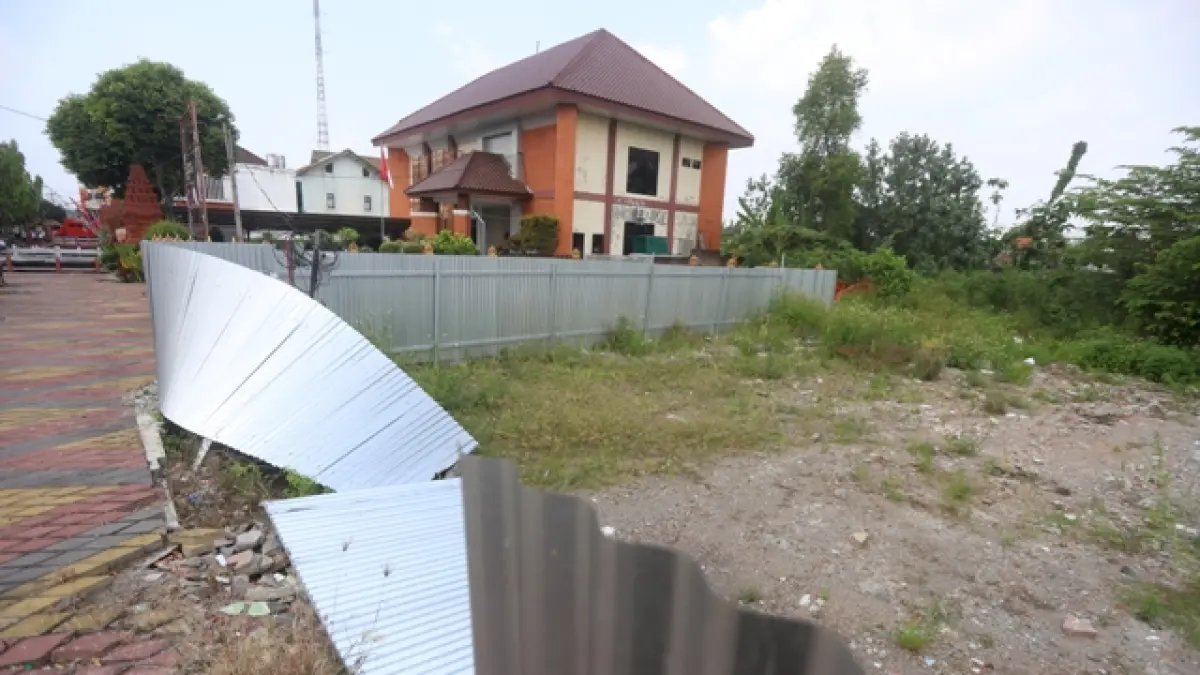BAKAL GEDUNG BARU: Lahan bekas Minvetcab V/15 Mojokerto di samping kantor Kelurahan Jagalan, Jalan Bhayangkara, Kota Mojokerto, yang akan dibangun jadi kantor Baznas dan Forum CSR Kota Mojokerto, kemarin (13/5). (Sofan JPRM)