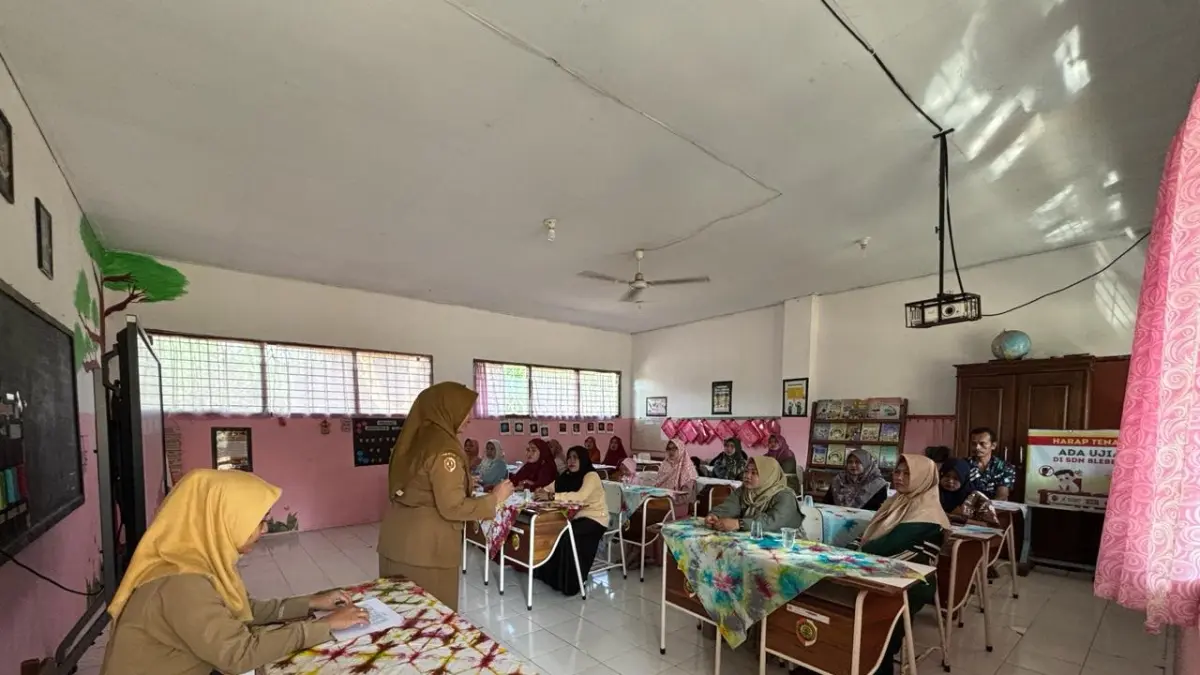 BERGULIR: Sosialiasi SPMB tahun ajaran 2026/2027 bersama calon wali murid di SDN Bleberan, Kecamatan Jatirejo, beberapa waktu lalu. Terhitung sejak kemarin (13/5), pendaftaran siswa sudah dibuka dengan tiga jalur. (Oce JPRM)