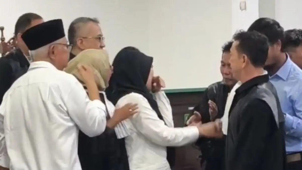 Kedua terdakwa (kemeja putih) usai mendengarkan vonis bebas yang dibacakan oleh Ketua Majelis Hakim PN Tipikor Bengkulu Agus Hamzah di Kota Bengkulu, Rabu (13/5/2026). ANTARA/Anggi Mayasari