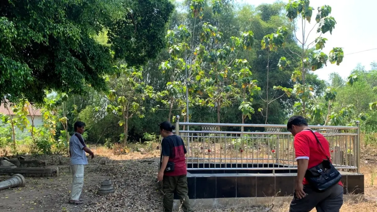 OBSERVASI: Tim arkeolog melakukan pengamatan di area&nbsp;makam umum Dusun Mojojejer, Desa Pesanggrahan, Kecamatan Kutorejo, tempat ditemukannya arca kuno. (Martda JPRM)