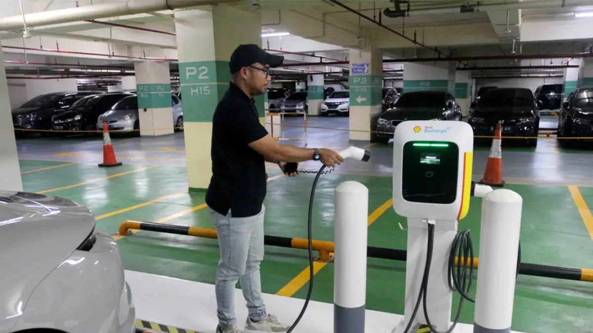 Pemerintah dan sejumlah perusahaan penyedia energi saat ini terus berupaya memperluas jaringan SPKLU di berbagai wilayah Indonesia.